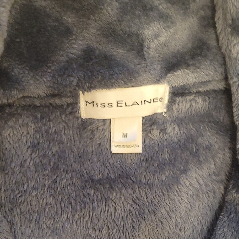 Robe - Picture 3 of 6